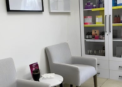 Comfortable seating area at Daysha Aesthetics, Benoni, Gauteng, ZA with cozy chairs and product display.