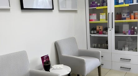 Comfortable seating area at Daysha Aesthetics, Benoni, Gauteng, ZA with cozy chairs and product display.