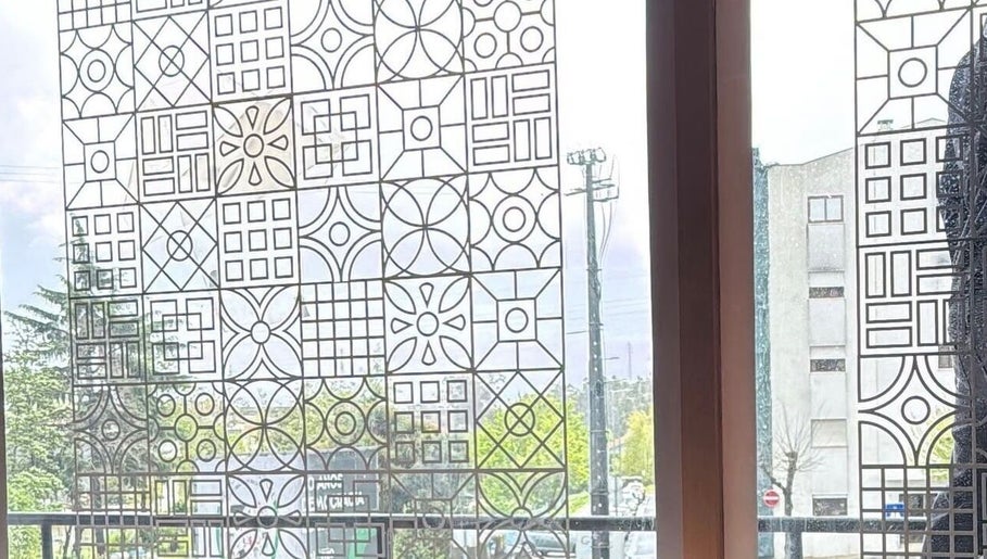 Janela decorativa no Rebelo - Estúdio de Beleza em Valongo, Porto, PT, criando um ambiente convidativo.