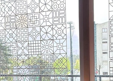 Janela decorativa no Rebelo - Estúdio de Beleza em Valongo, Porto, PT, criando um ambiente convidativo.