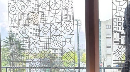 Janela decorativa no Rebelo - Estúdio de Beleza em Valongo, Porto, PT, criando um ambiente convidativo.