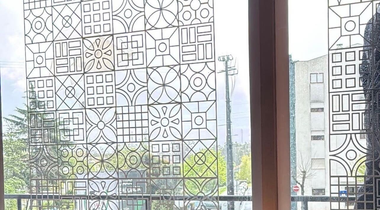 Janela decorativa no Rebelo - Estúdio de Beleza em Valongo, Porto, PT, criando um ambiente convidativo.