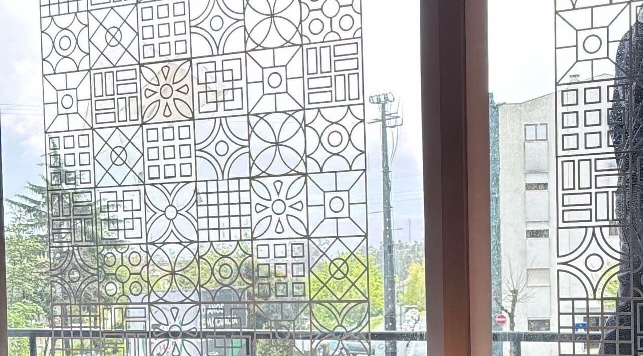 Janela decorativa no Rebelo - Estúdio de Beleza em Valongo, Porto, PT, criando um ambiente convidativo.