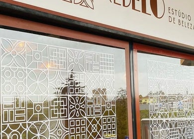 Fachada do Rebelo - Estúdio de Beleza com design moderno em Valongo, Porto, PT.