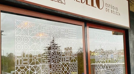 Fachada do Rebelo - Estúdio de Beleza com design moderno em Valongo, Porto, PT.