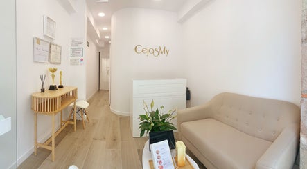 Recepción en CejasMy, Torrelavega, Cantabria, ES, con muebles modernos y decoración acogedora.