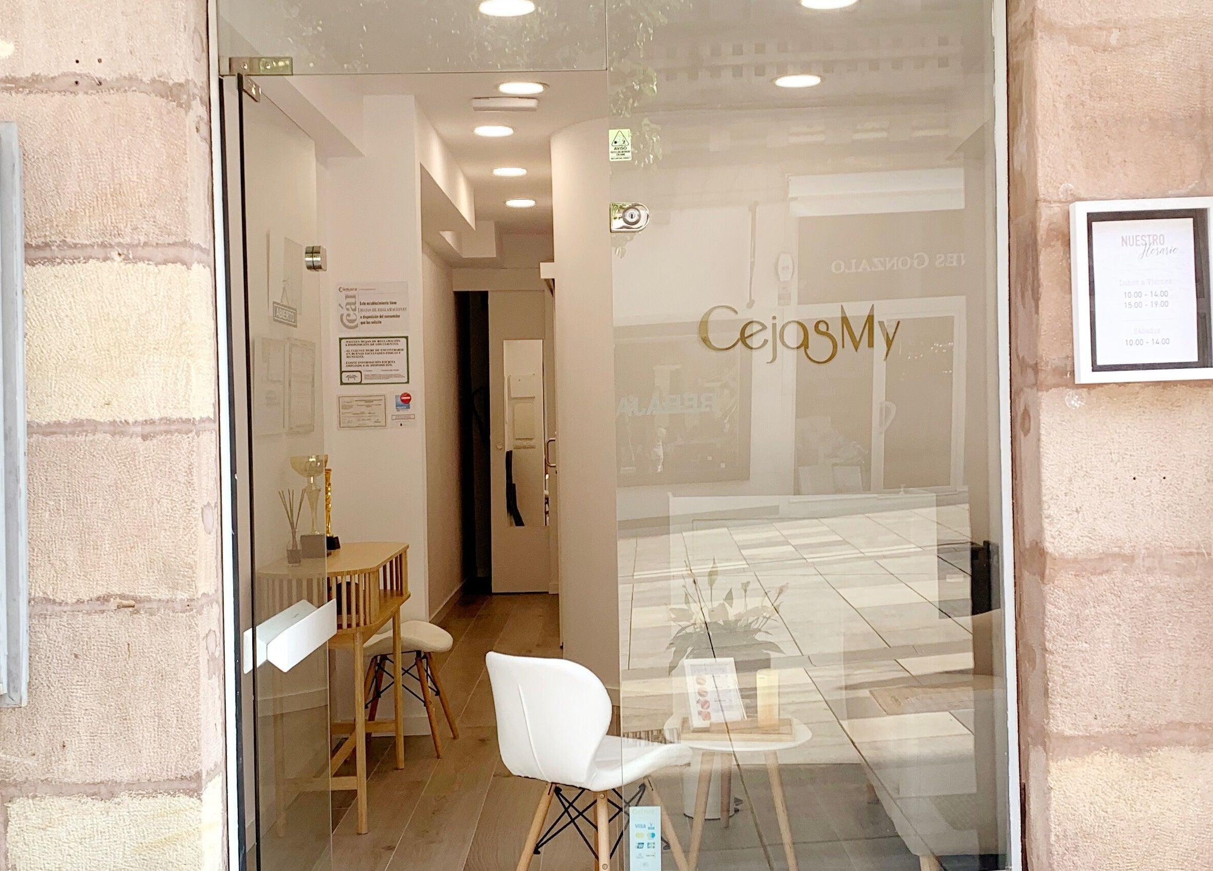 Entrada principal del salón CejasMy en Torrelavega, Cantabria. Diseño moderno y acogedor.