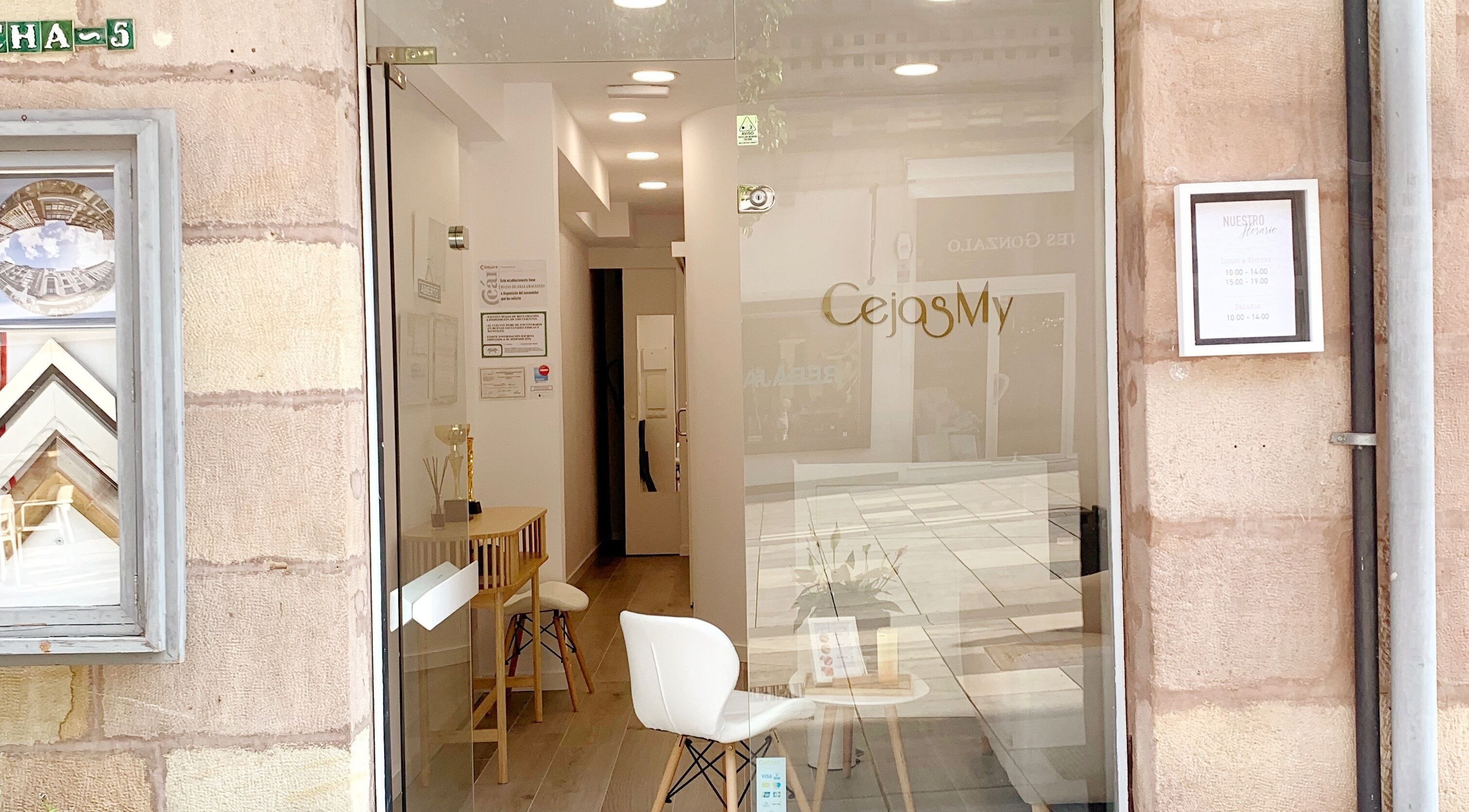 Entrada principal del salón CejasMy en Torrelavega, Cantabria. Diseño moderno y acogedor.