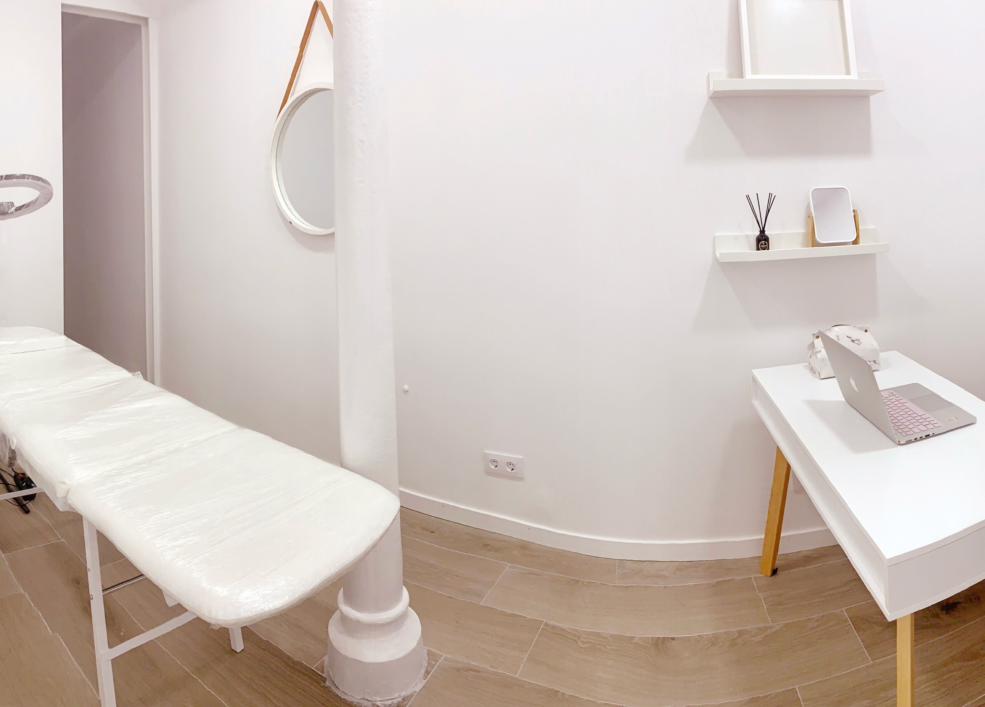 Sala de tratamientos en CejasMy, Torrelavega, Cantabria, ES, con camilla y decoración minimalista.