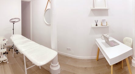 Sala de tratamientos en CejasMy, Torrelavega, Cantabria, ES, con camilla y decoración minimalista.