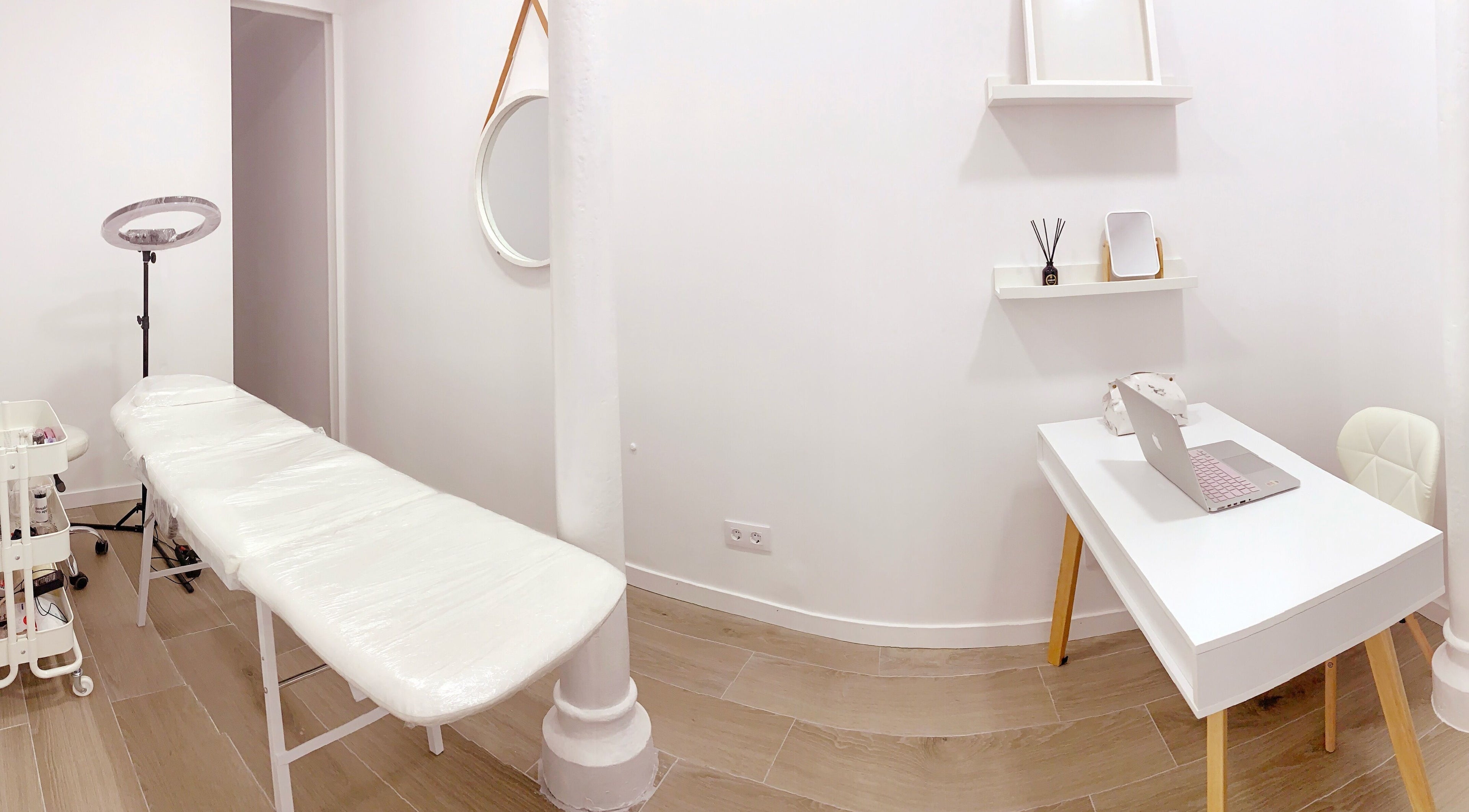 Sala de tratamientos en CejasMy, Torrelavega, Cantabria, ES, con camilla y decoración minimalista.