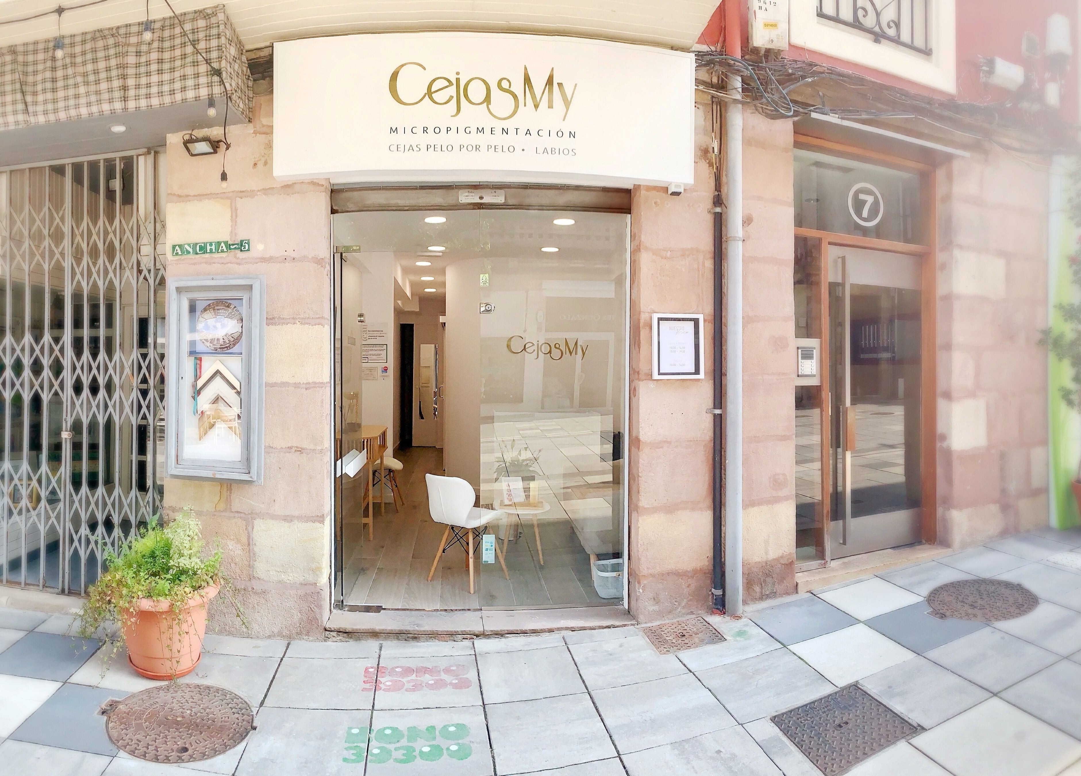 Fachada de CejasMy en Torrelavega, Cantabria, ES. Salón de belleza especializado en micropigmentación.