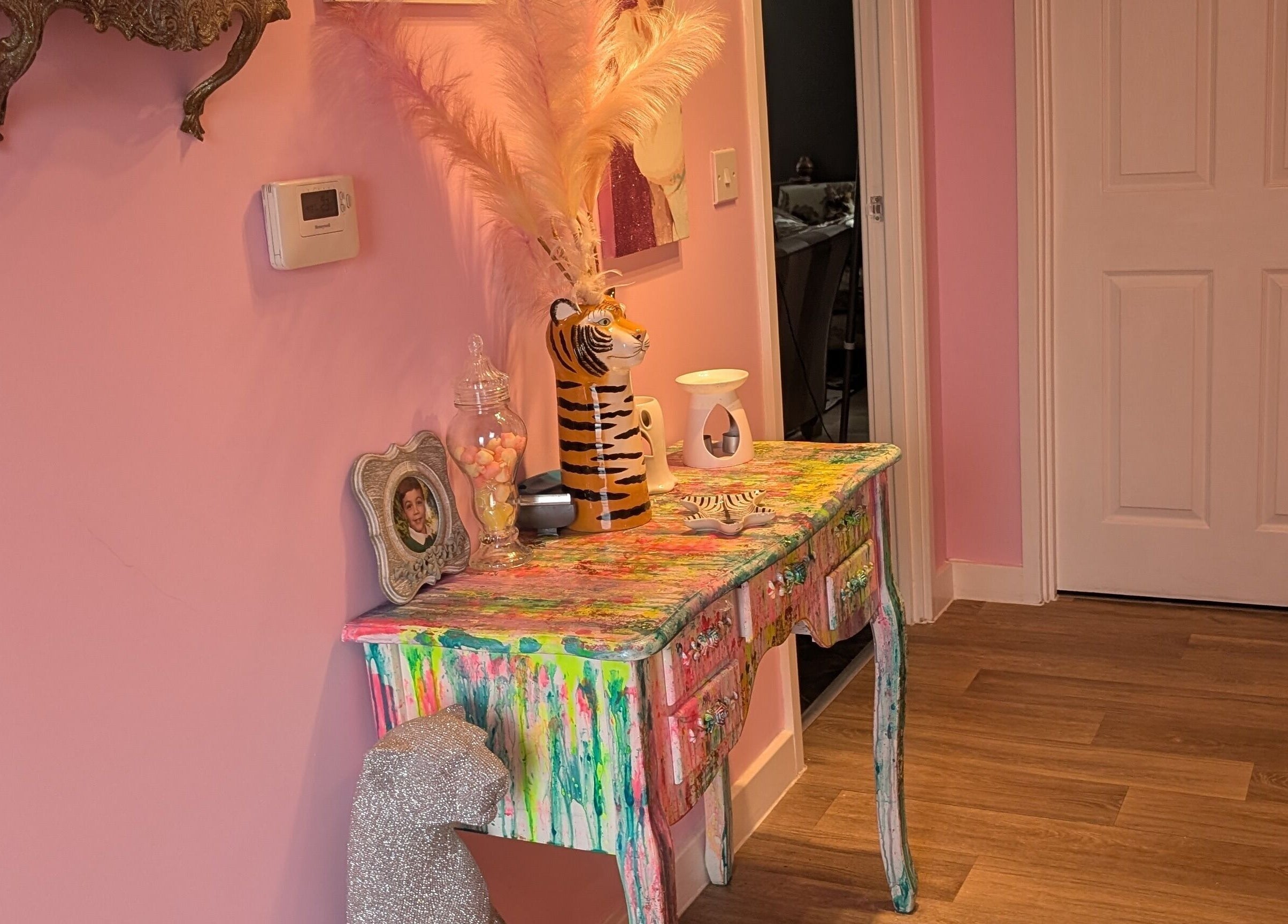 Colorful tiger motif table in J.m.nails, Fair Oak, England, GB decor
