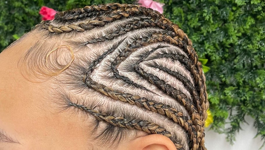 Kunstzinnig gevlochten haar bij Midonahair, Utrecht, Utrecht, NL voor een unieke look.