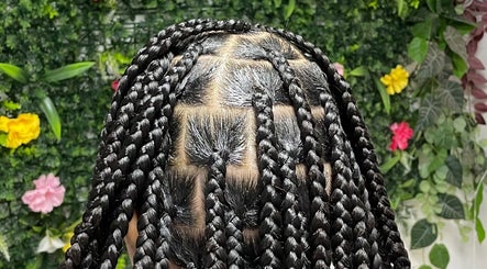 Complexe vlechten bij Midonahair, Utrecht, Utrecht, NL, met kleurrijke bloemen op de achtergrond.