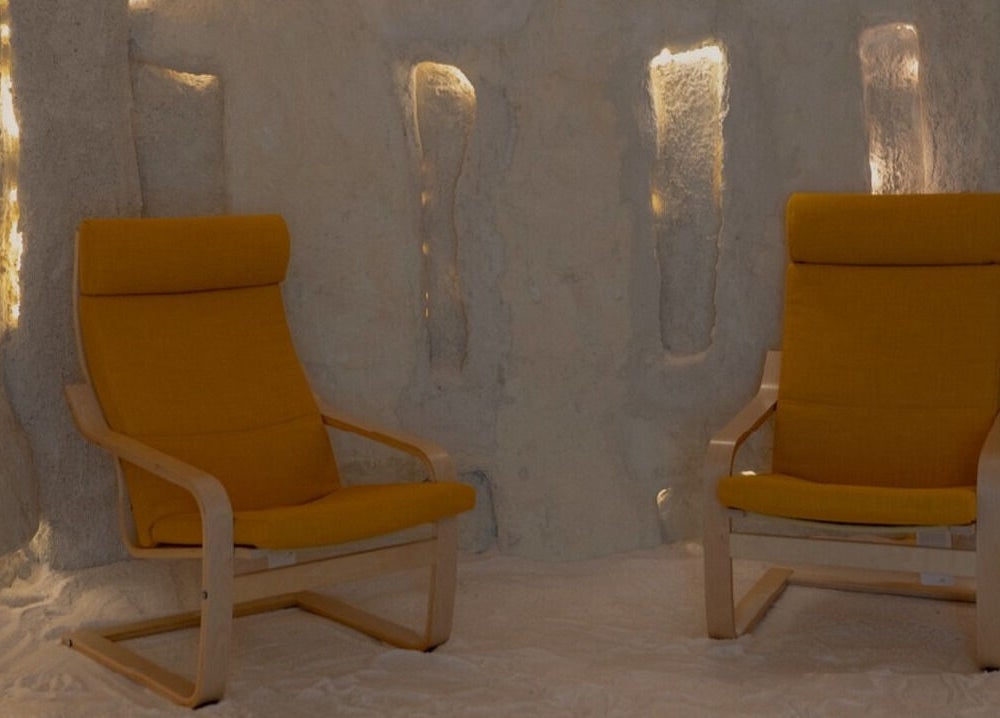 مقاعد مريحة في غرفة العلاج بالملح في سان سبا، الرياض، منطقة الرياض، السعودية.