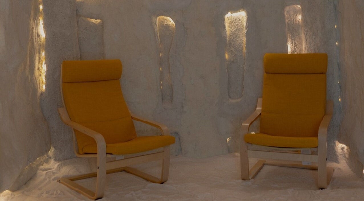 مقاعد مريحة في غرفة العلاج بالملح في سان سبا، الرياض، منطقة الرياض، السعودية.