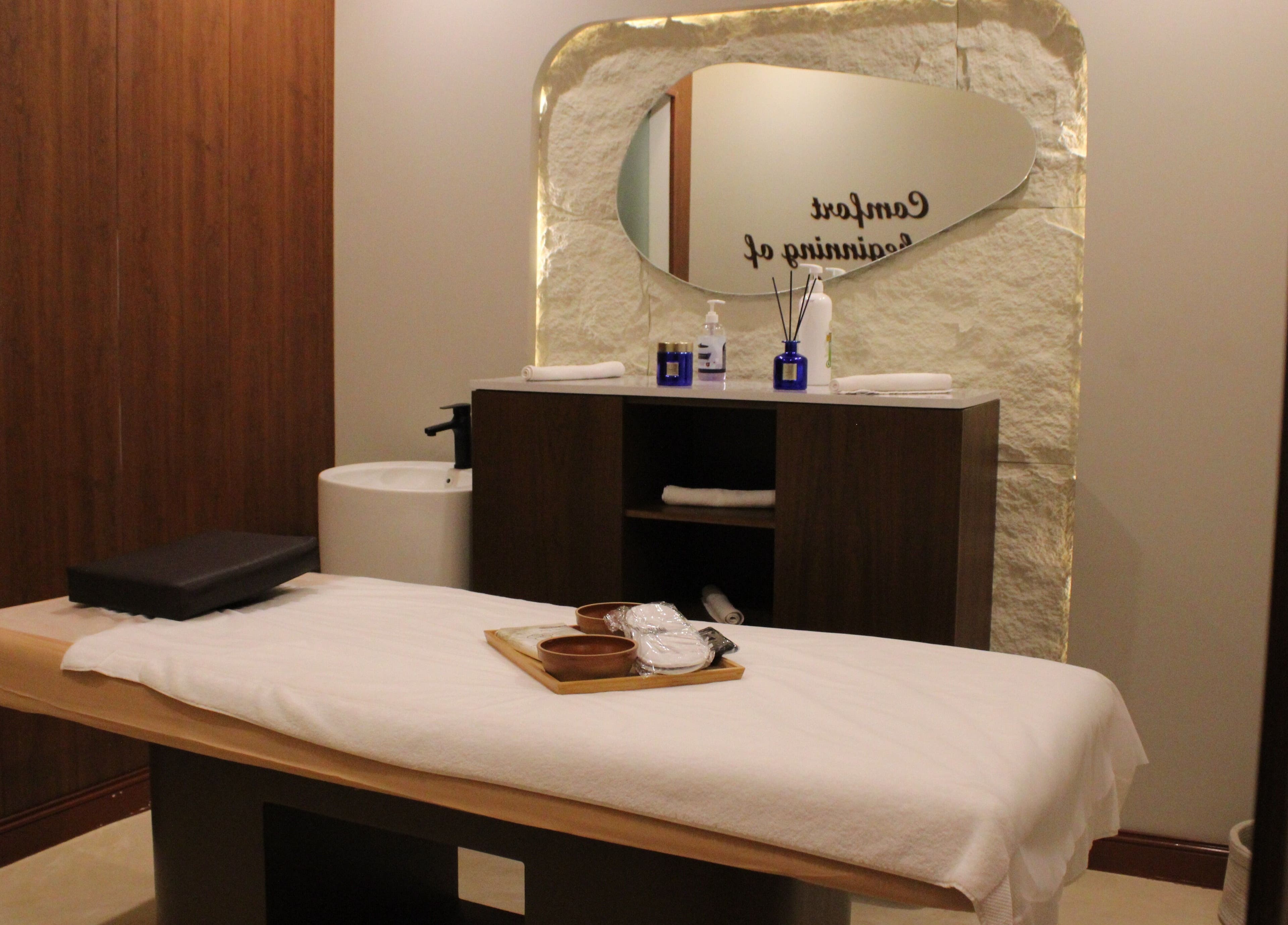 غرفة علاج بمساج مريحة في سان سبا، الرياض، الرياض، SA، تضفي تجربة استرخاء استثنائية.