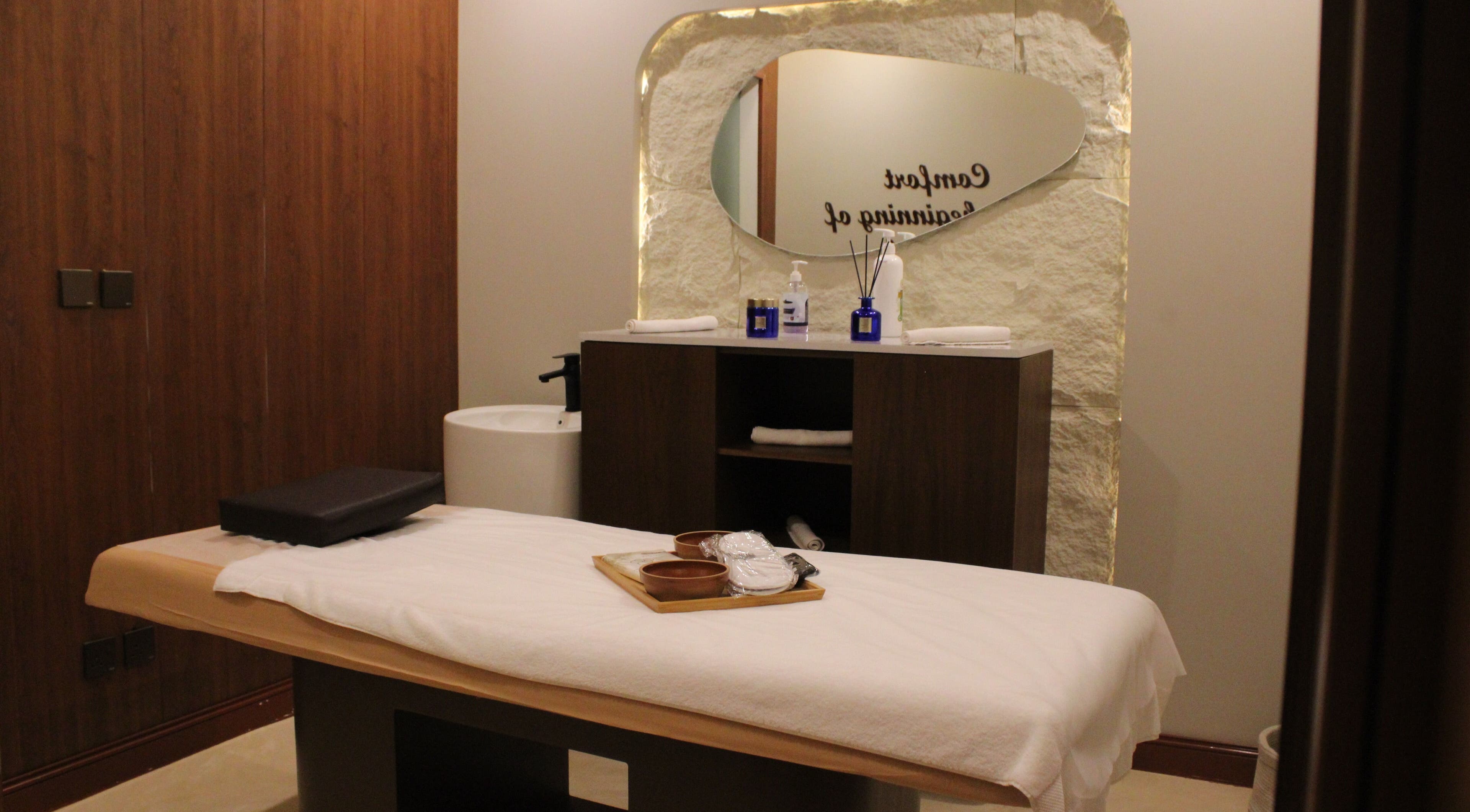 غرفة علاج بمساج مريحة في سان سبا، الرياض، الرياض، SA، تضفي تجربة استرخاء استثنائية.