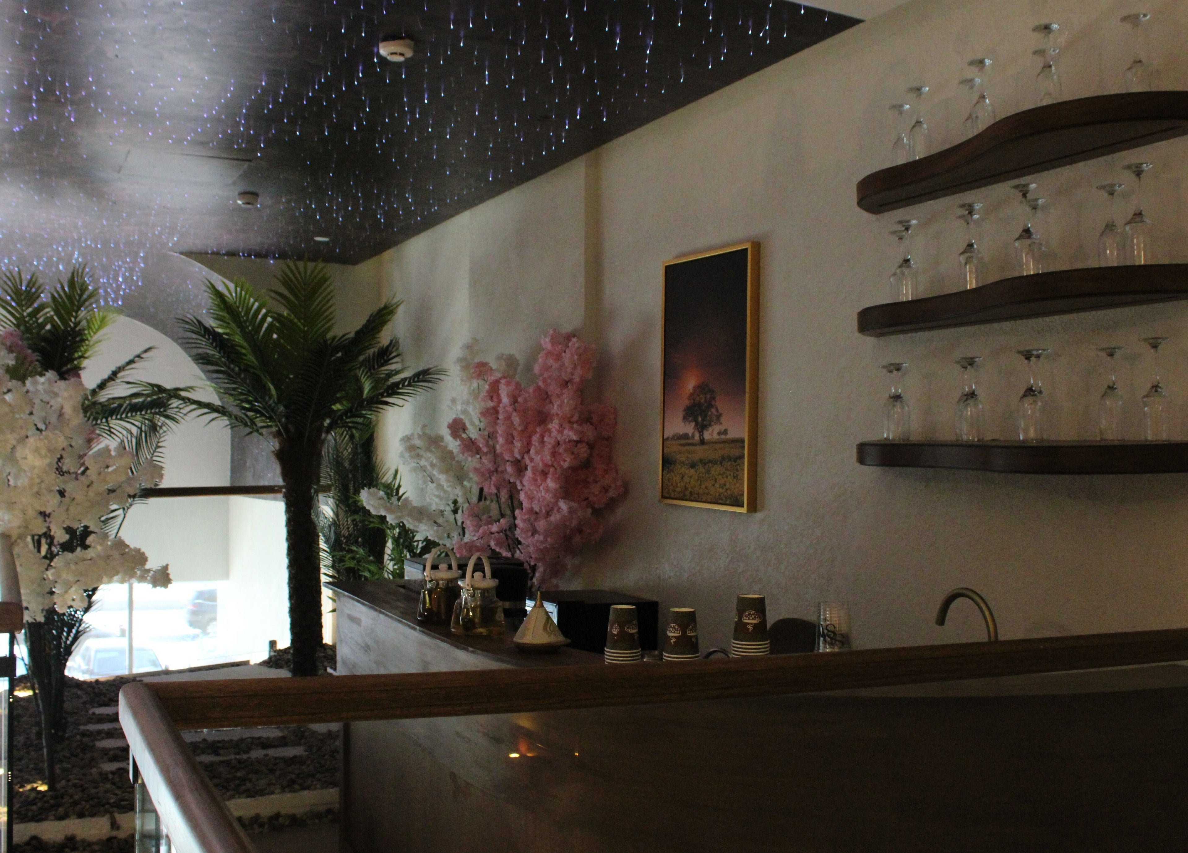 منطقة استقبال هادئة في San Spa بالرياض، مقاطعة الرياض، SA مع زهور وأكواب زجاجية.