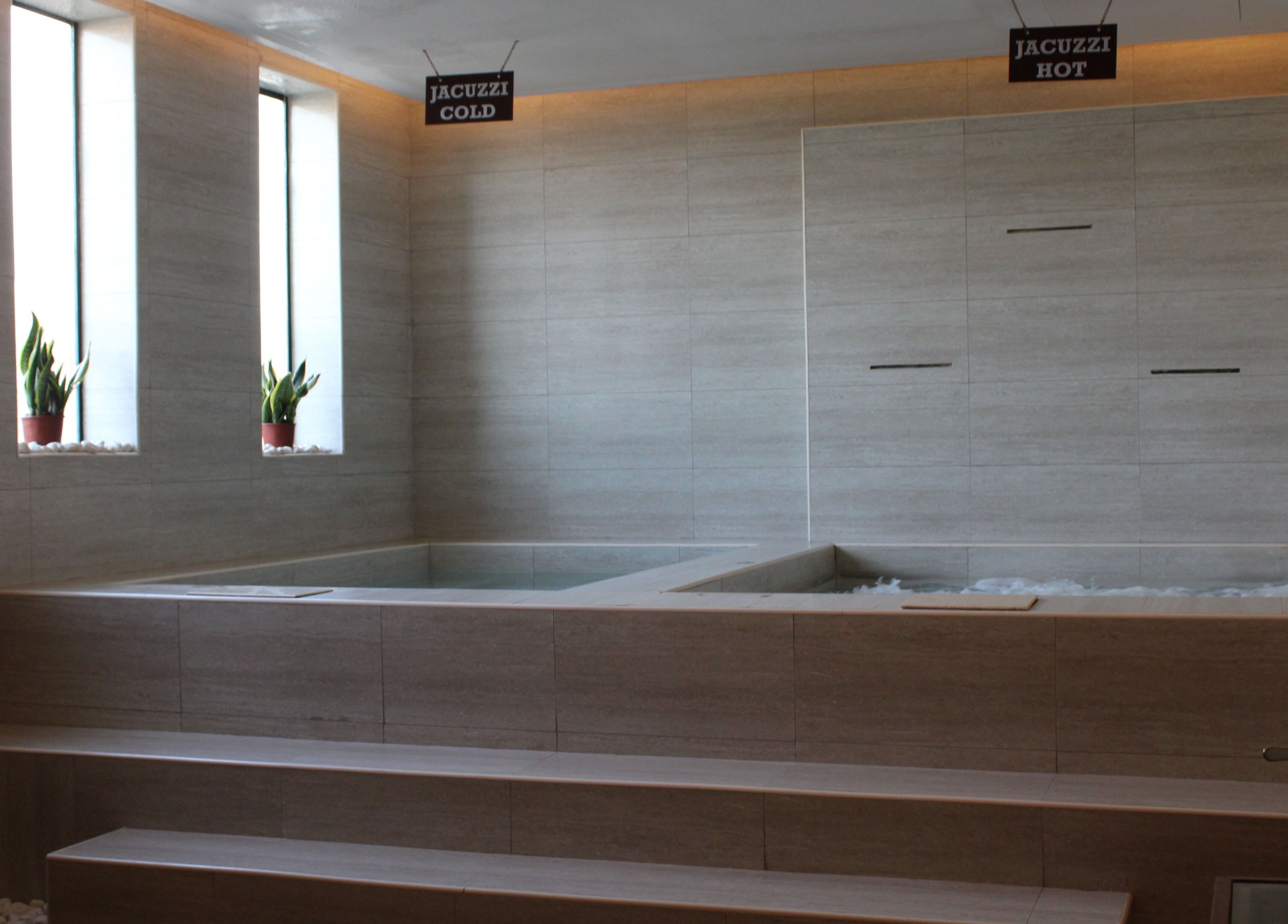 جاكوزي فاخر في سان سبا بالرياض، منطقة الرياض، المملكة العربية السعودية للأجواء المريحة.