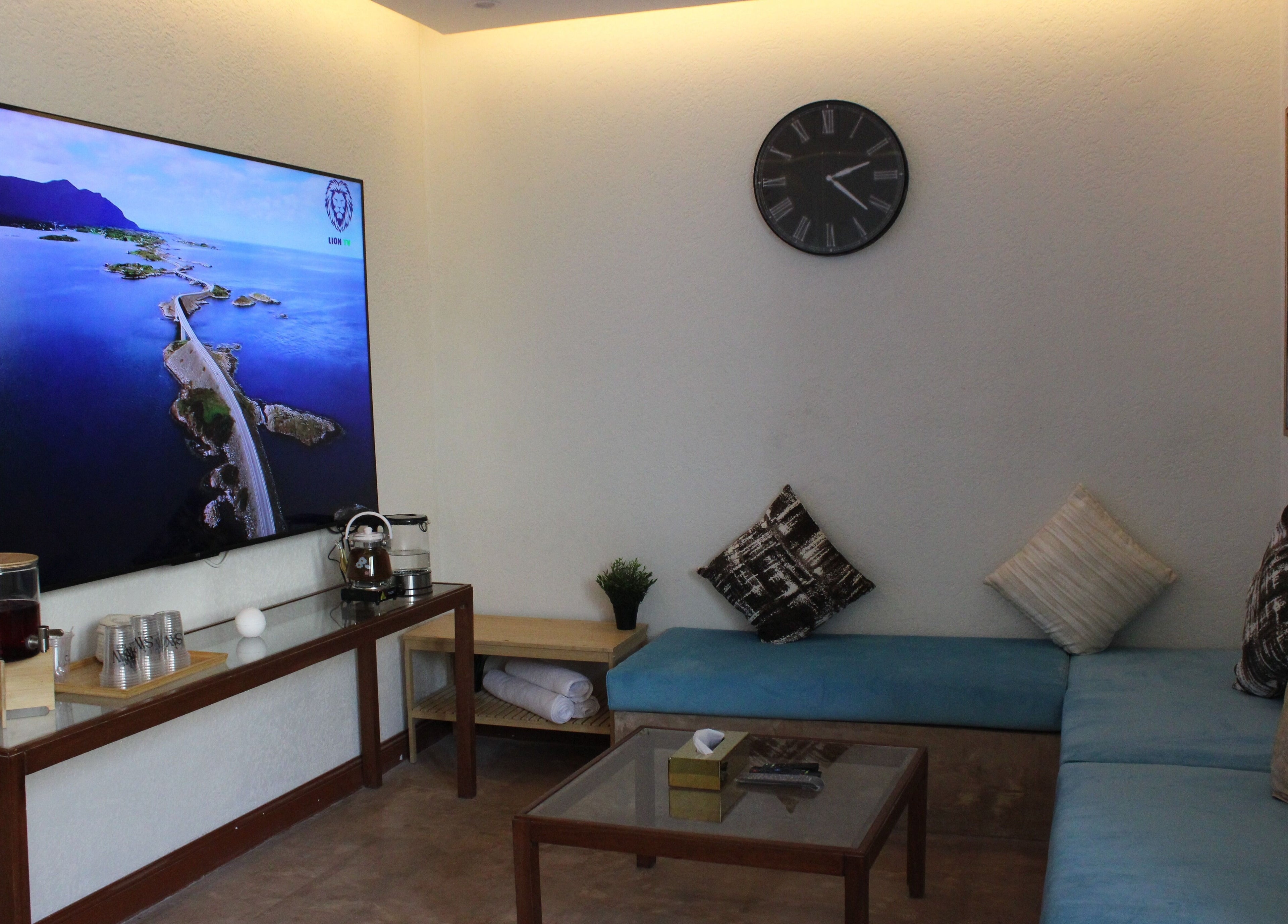 استراحة مريحة في سان سبا، الرياض، الرياض بروفينس، تتضمن ديكوراً عصرياً وجلسات فاخرة.