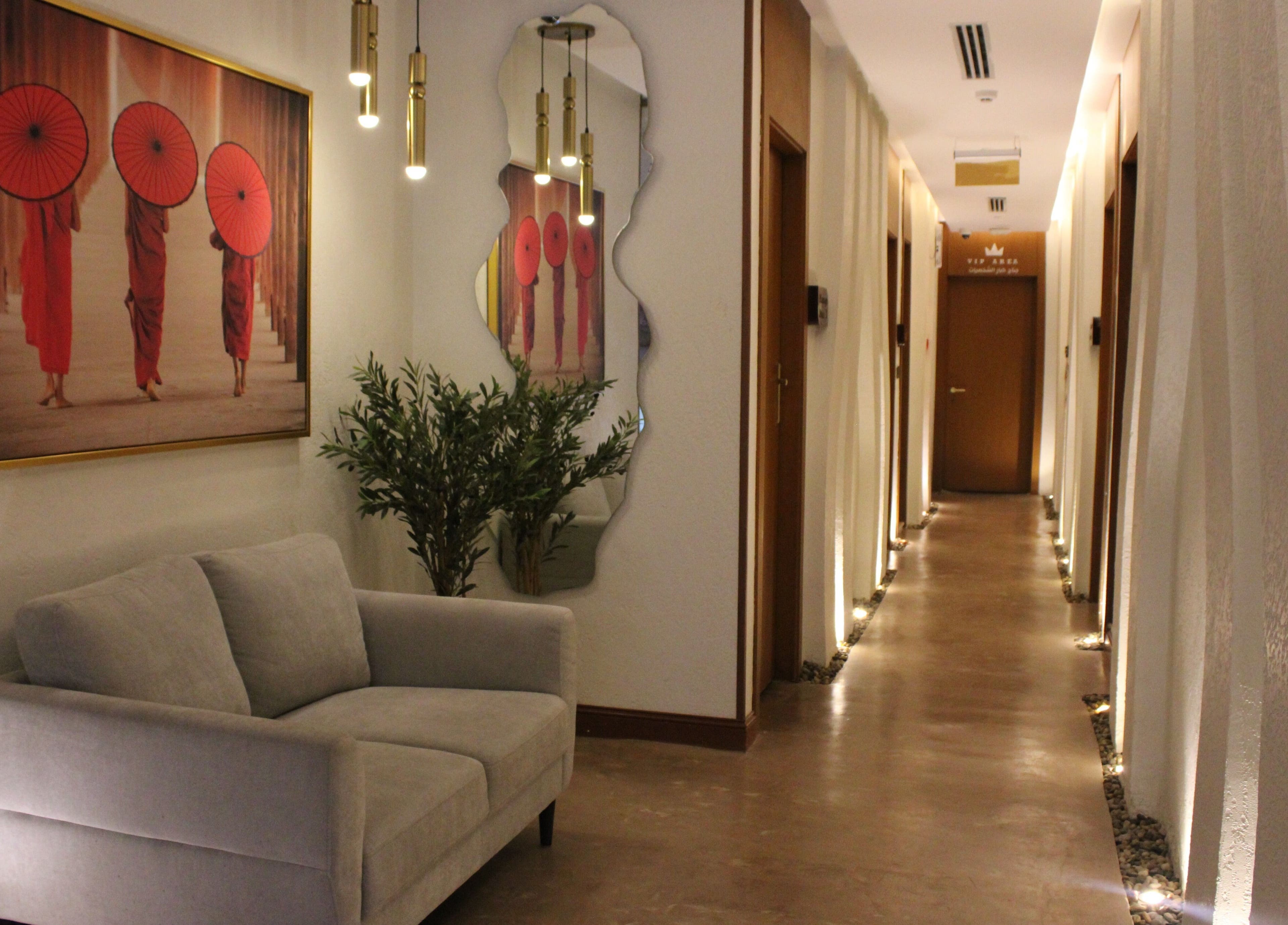 ممر هادئ في سان سبا بالرياض، منطقة الرياض، المملكة العربية السعودية، بتصميم داخلي أنيق وإضاءة دافئة.