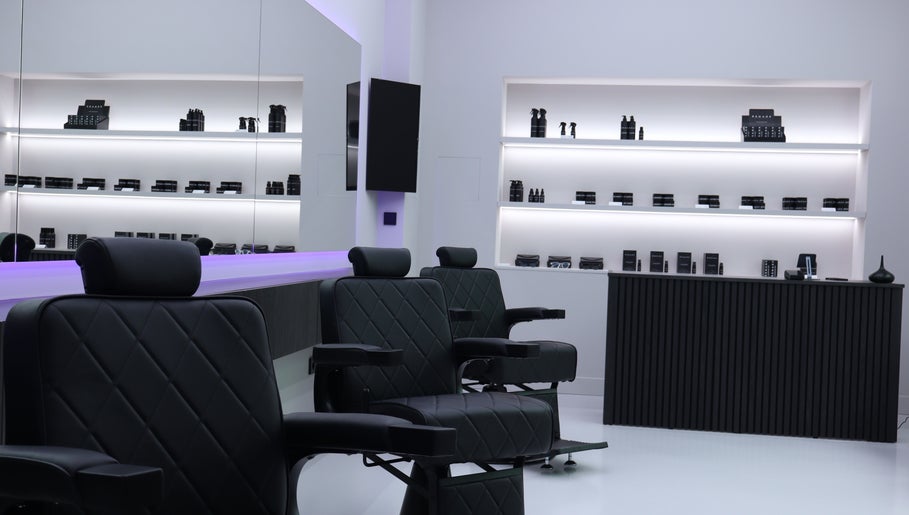 Interieur van BEMANE BarberClub, met twee luxe kappersstoelen in Tilburg, Noord-brabant, NL.