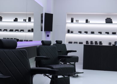 Interieur van BEMANE BarberClub, met twee luxe kappersstoelen in Tilburg, Noord-brabant, NL.