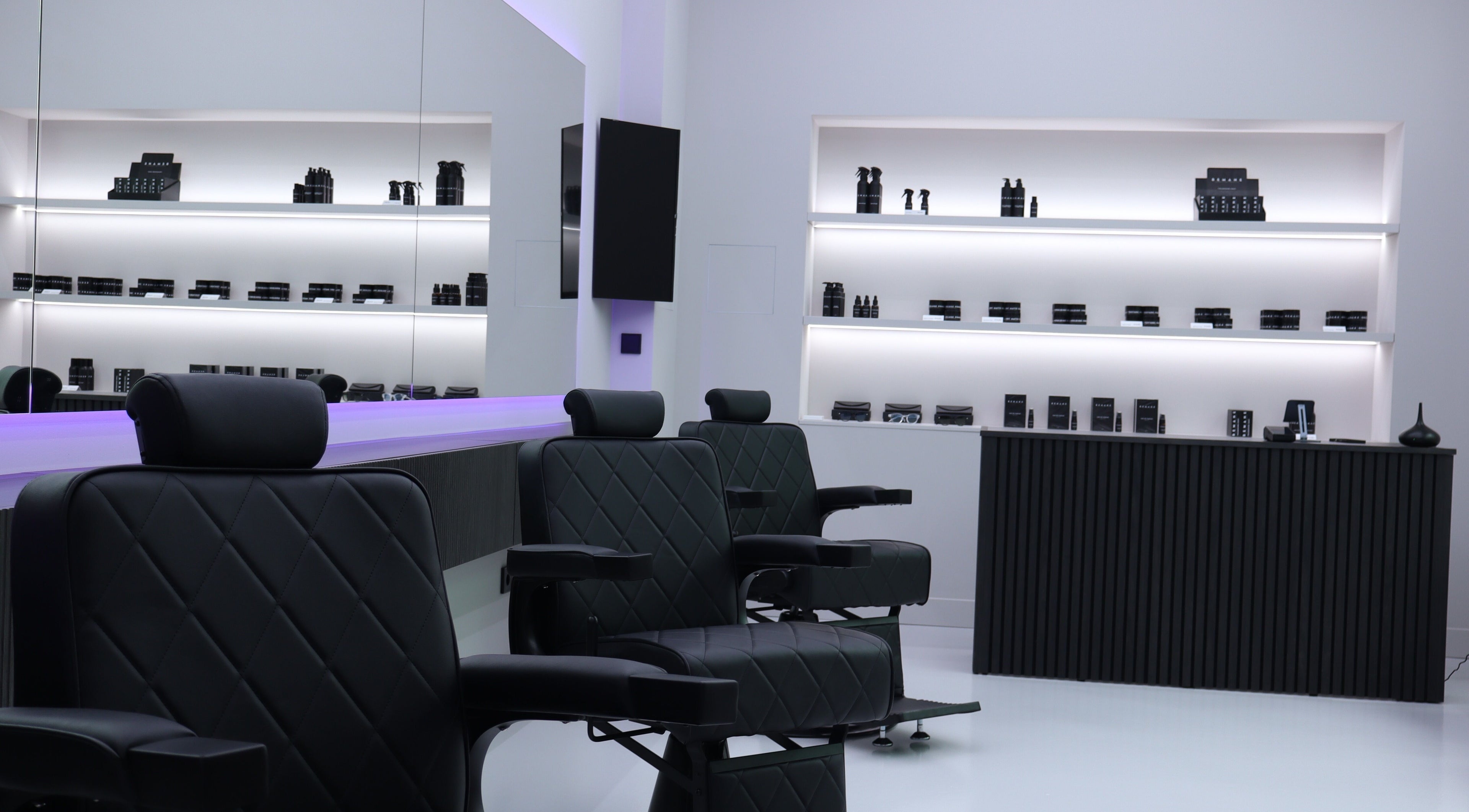 Interieur van BEMANE BarberClub, met twee luxe kappersstoelen in Tilburg, Noord-brabant, NL.