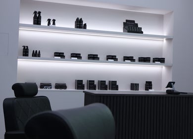 Intieme hoek van BEMANE BarberClub in Tilburg, Noord-brabant, NL met stijlvolle verzorgingsproducten.