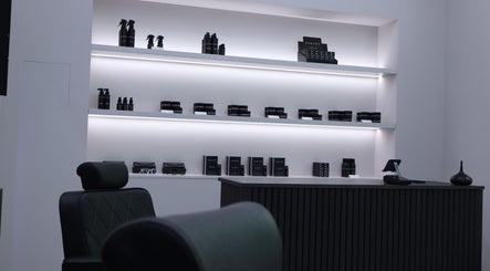 Intieme hoek van BEMANE BarberClub in Tilburg, Noord-brabant, NL met stijlvolle verzorgingsproducten.
