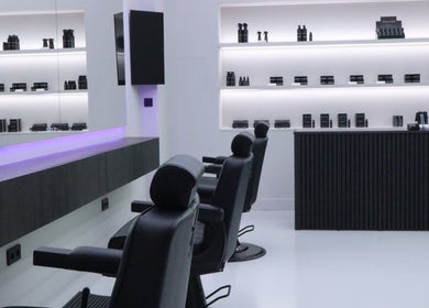Modern interieur van BEMANE BarberClub, Tilburg, Noord-Brabant, NL, met stijlvolle kappersstoelen en producten.