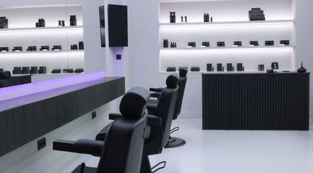 Modern interieur van BEMANE BarberClub, Tilburg, Noord-Brabant, NL, met stijlvolle kappersstoelen en producten.