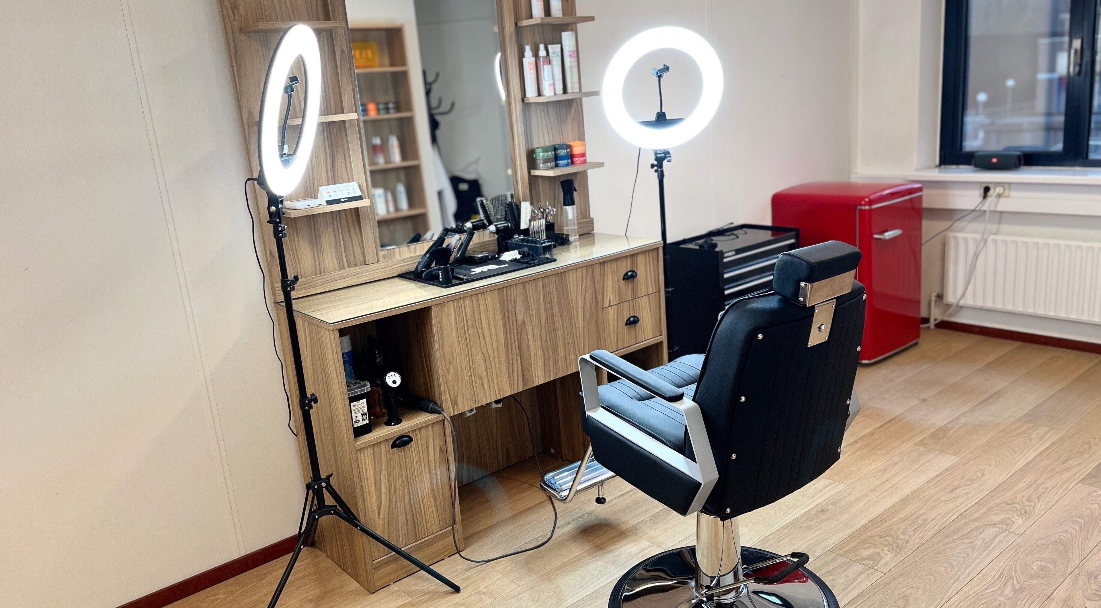 Stijlvolle kappersstoel en spiegel bij Barber Dani, Breda, Noord-Brabant, NL.