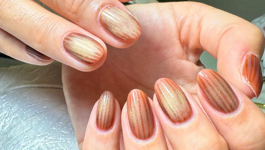 Manicura elegante en Nails by Angie, Sardinal, CR. Uñas con diseño brillante y sofisticado.