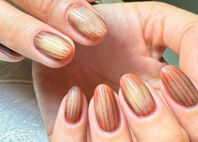 Manicura elegante en Nails by Angie, Sardinal, CR. Uñas con diseño brillante y sofisticado.