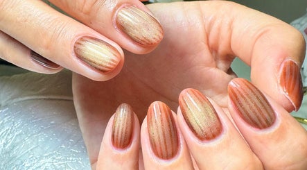 Manicura elegante en Nails by Angie, Sardinal, CR. Uñas con diseño brillante y sofisticado.