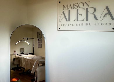 Intérieur chic de Maison ALERA à Bilieu, Auvergne-rhône-alpes, FR, avec table de soin et éclairage moderne.