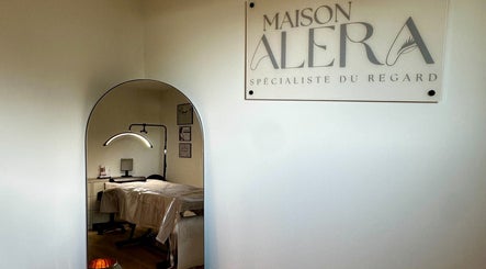 Intérieur chic de Maison ALERA à Bilieu, Auvergne-rhône-alpes, FR, avec table de soin et éclairage moderne.