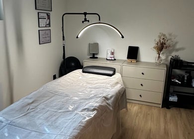 Salle de massage élégante à Maison ALERA, Bilieu, Auvergne-rhône-alpes, FR avec décoration minimaliste.