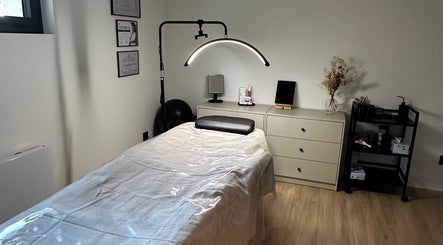 Salle de massage élégante à Maison ALERA, Bilieu, Auvergne-rhône-alpes, FR avec décoration minimaliste.