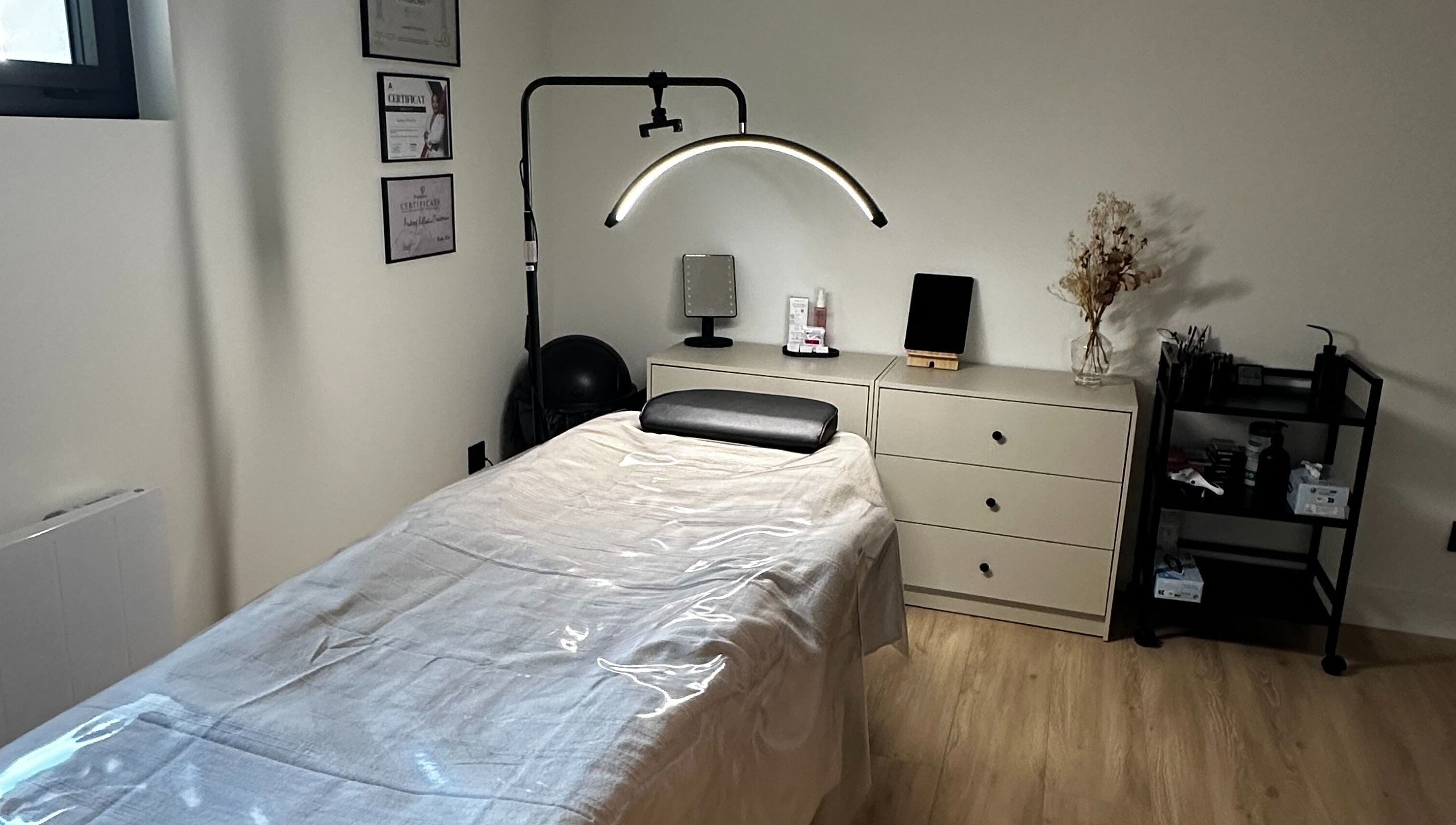 Salle de traitement paisible à Maison Alera, Bilieu, Auvergne-rhône-alpes, FR, offrant un refuge de détente.