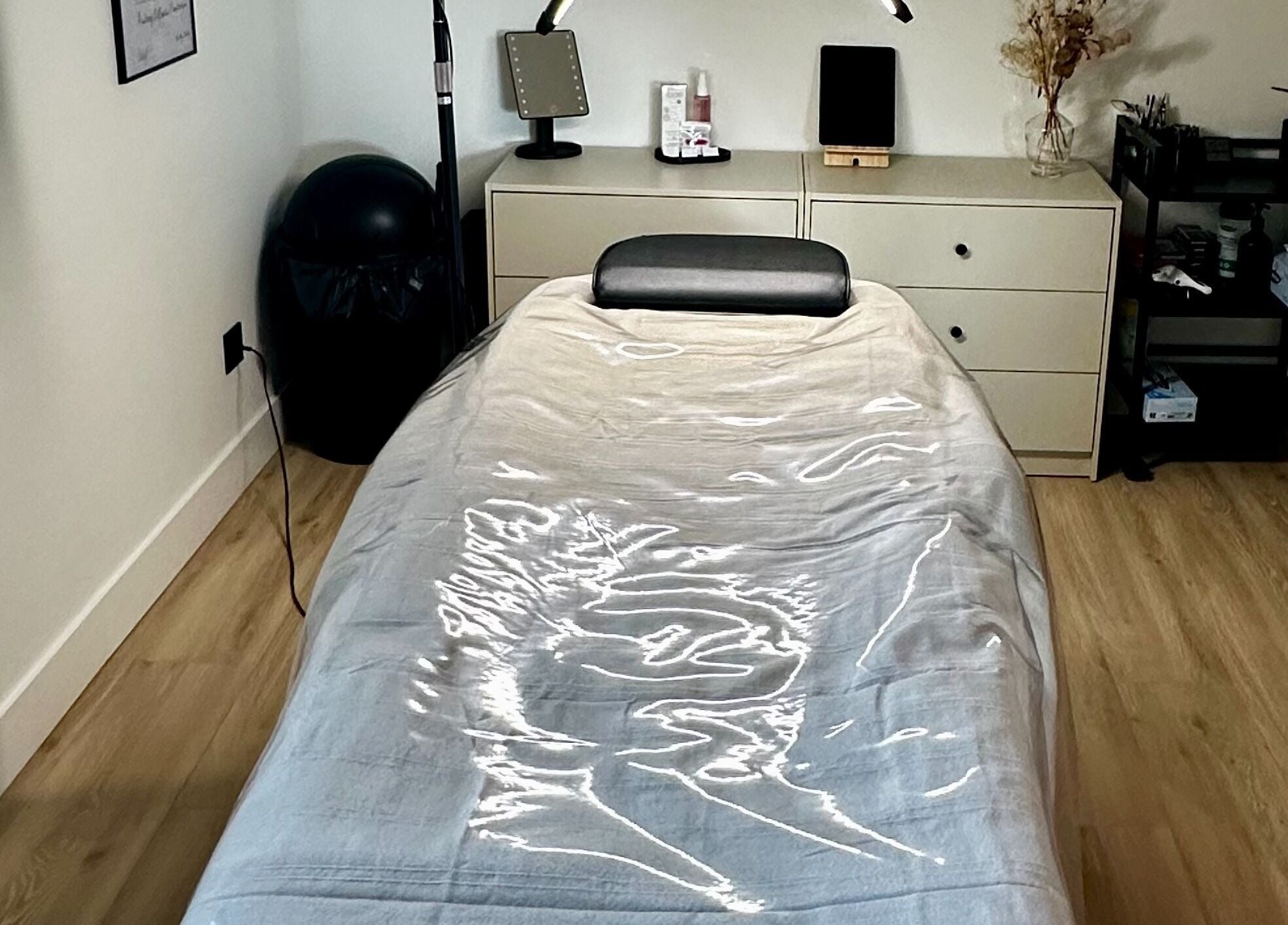 Salle de massage élégante à Maison Alera, Bilieu, Auvergne-rhône-alpes, FR. Ambiance reposante et confortable.