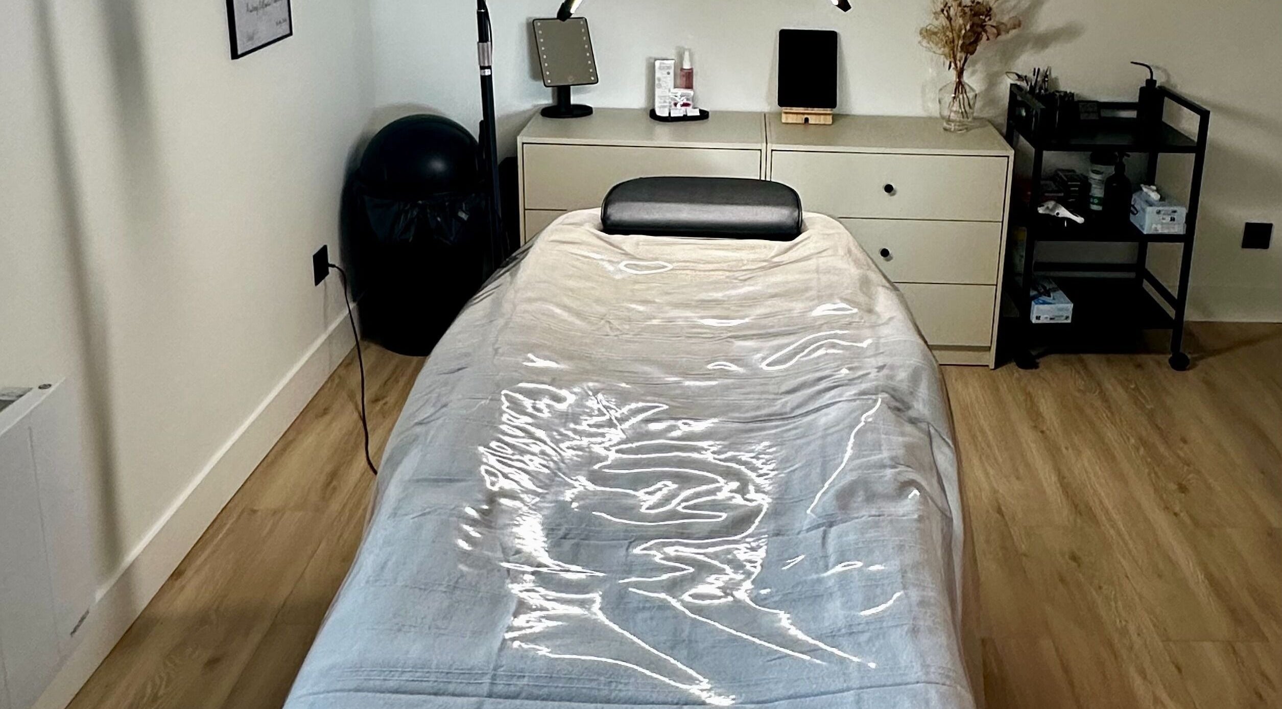 Salle de massage élégante à Maison Alera, Bilieu, Auvergne-rhône-alpes, FR. Ambiance reposante et confortable.