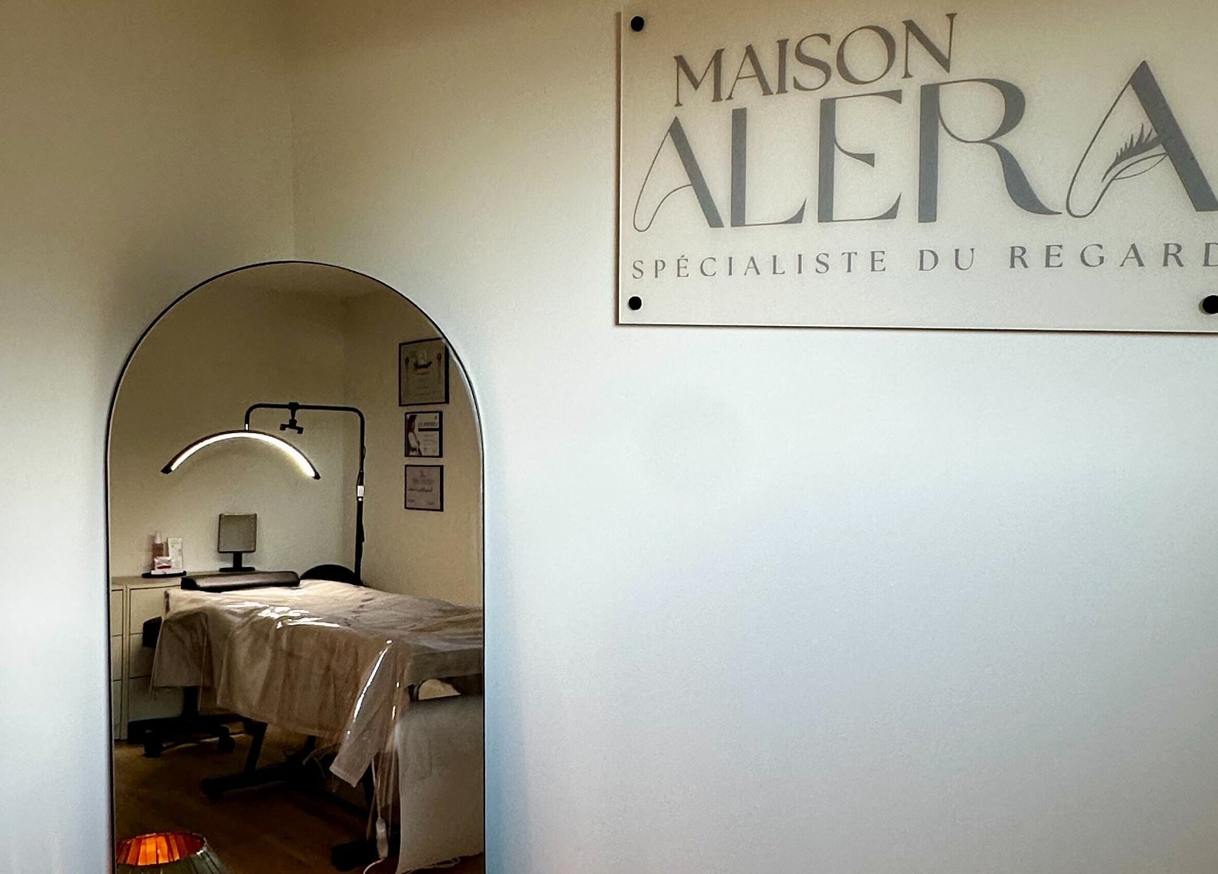 Salle de soins élégante à Maison Alera, Bilieu, Auvergne-rhône-alpes, FR, avec décoration raffinée.