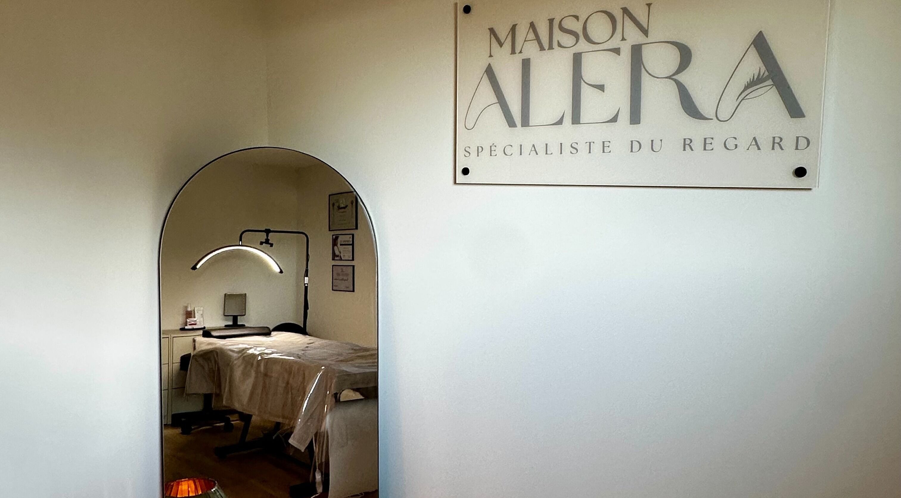 Salle de soins élégante à Maison Alera, Bilieu, Auvergne-rhône-alpes, FR, avec décoration raffinée.