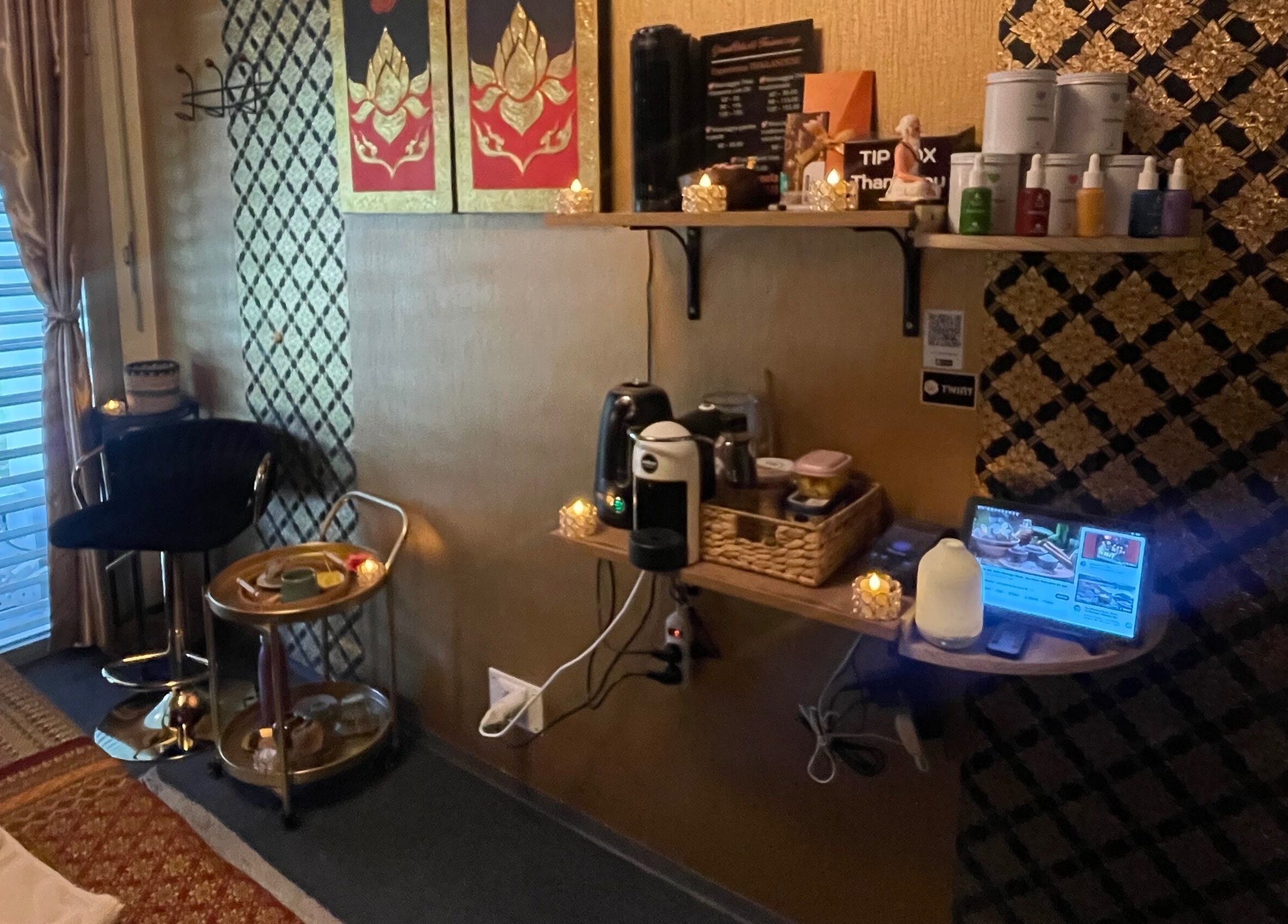 Cozy therapy room with decor and amenities at GrandRelax at ThaiMassage, Ascona, Ticino, CH.