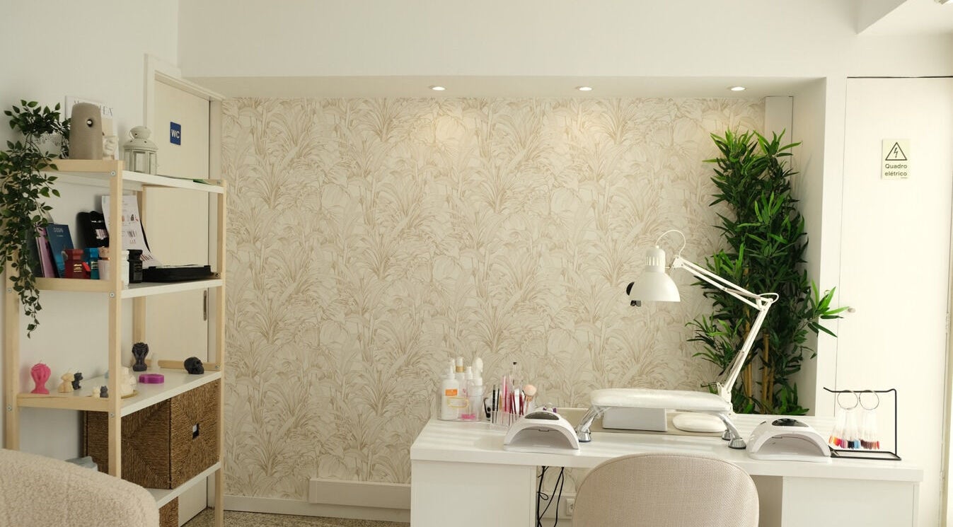 Interior elegante do Rute Alves Studio em Moreira De Cónegos, Braga, PT, com decoração minimalista e iluminada.