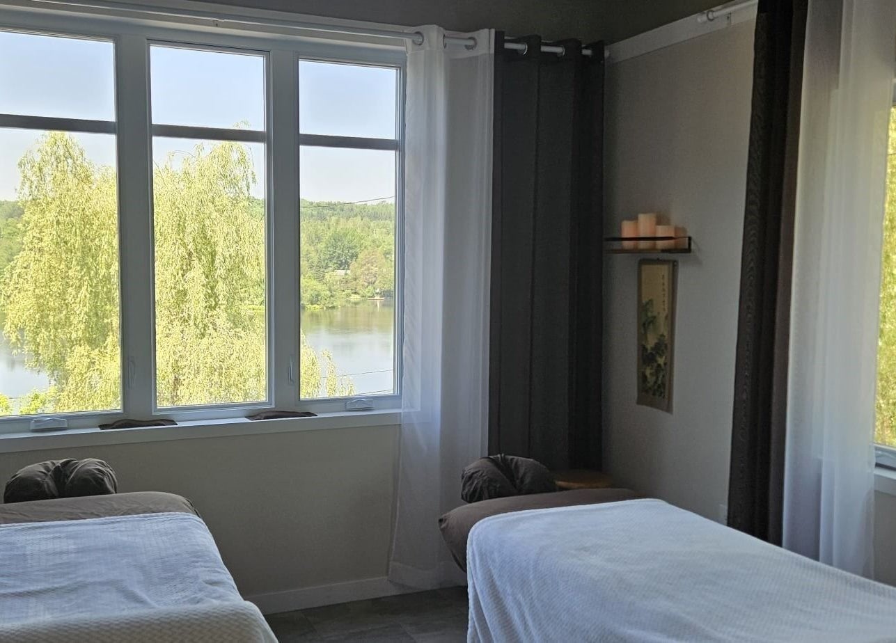 Chambre de spa avec vue relaxante sur la nature à Spa Le Sensoriel, Sherbrooke, Québec, CA.